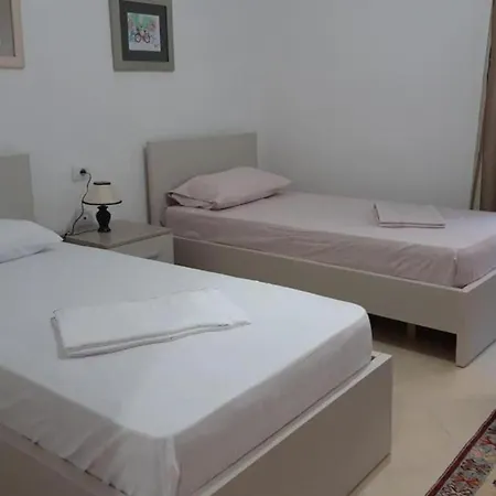 2 Bed Sleeps 6 -balcony - 5-mins From Seaside *