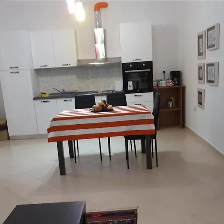 2 Bed Sleeps 6 -balcony - 5-mins From Seaside