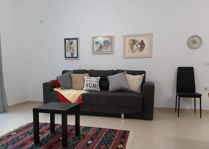 2 Bed Sleeps 6 -balcony - 5-mins From Seaside *