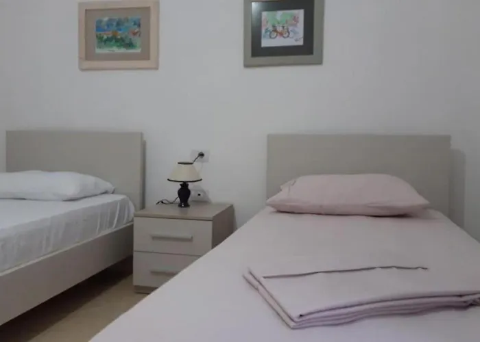 2 Bed Sleeps 6 -balcony - 5-mins From Seaside Vlore
