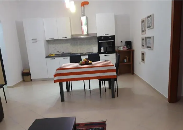 2 Bed Sleeps 6 -balcony - 5-mins From Seaside