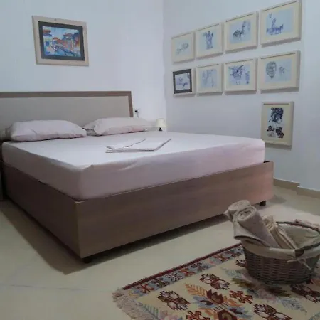 Taste Of The Mediterranean- Artist 's Apartment *