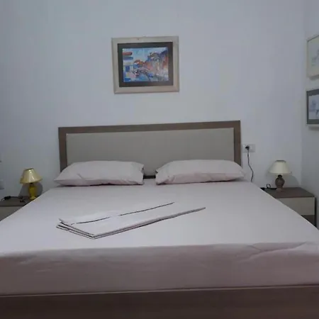 Apartment 2 Bed Sleeps 6 -balcony - 5-mins From Seaside *