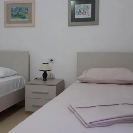 2 Bed Sleeps 6 -balcony - 5-mins From Seaside Vlorë
