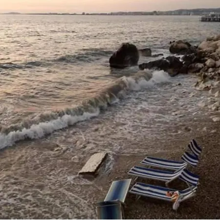 Apartment 2 Bed Sleeps 6 -balcony - 5-mins From Seaside *